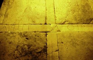 Inscripción en el suelo de la iglesia de San Martín de Luiña
