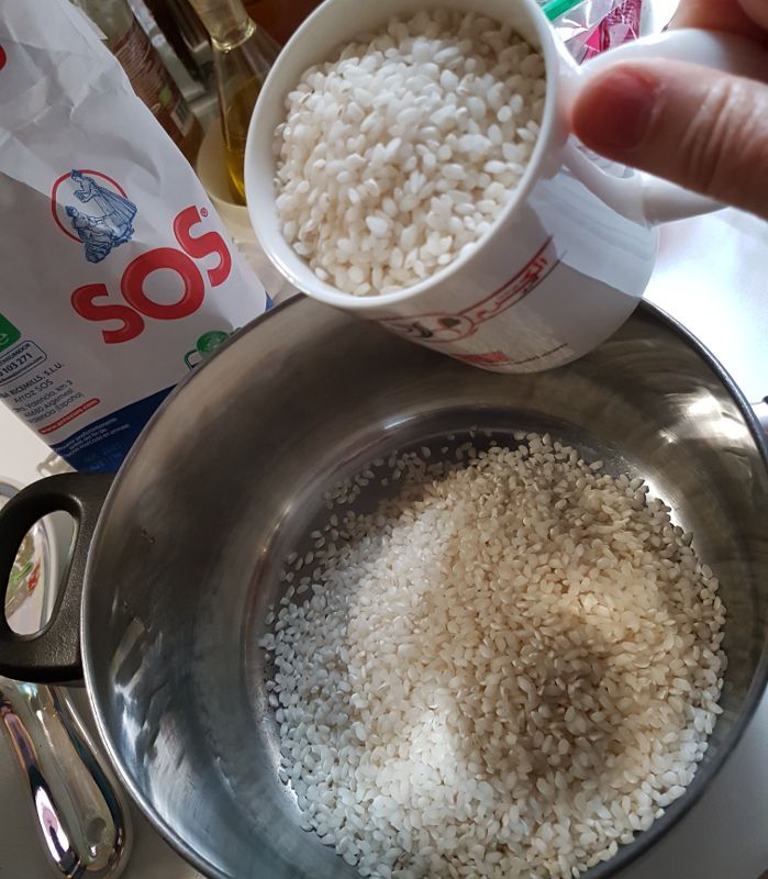 colocar arroz en recipiente