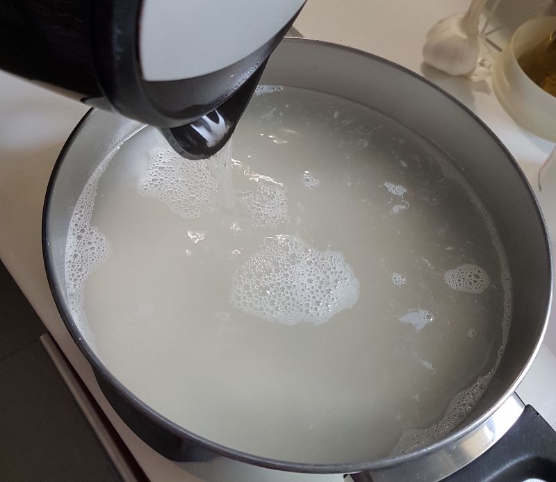 Arroz a remojo en agua hisviendo