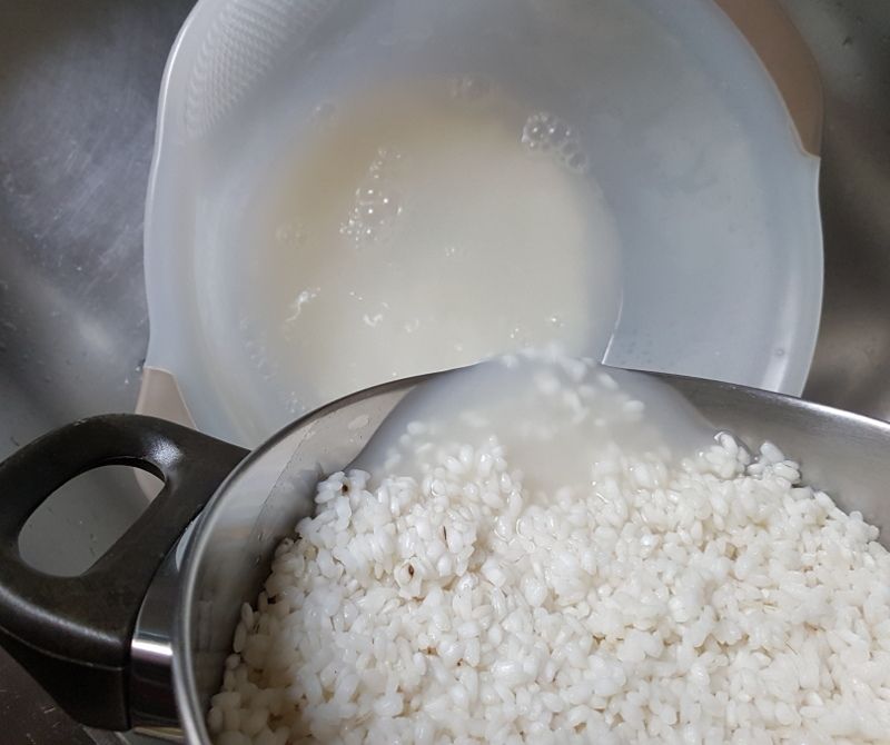 Colando el arroz después del remojo