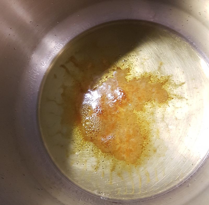 Refriendo la cúrcuma en aceite de oliva