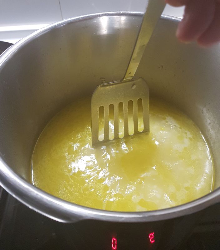 Comprobando que el agua por encima del arroz es aproximadamente un dedo