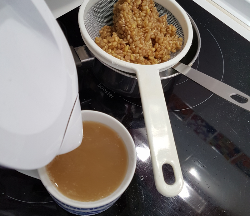 una taza de agua de cocer alholvas