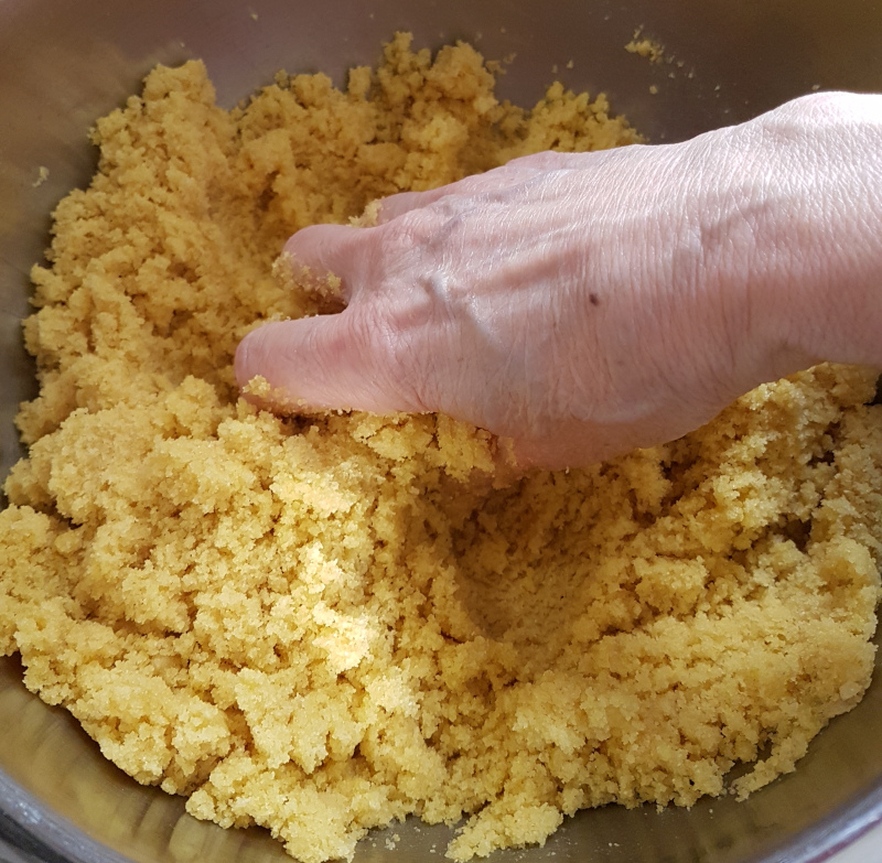 mezclando ingredientes con el aceite