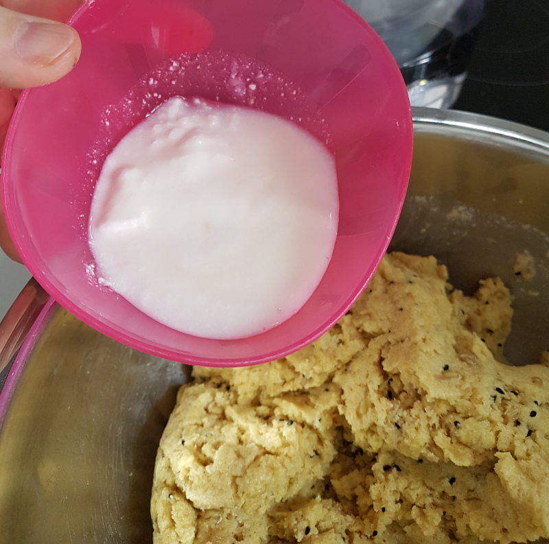 añadiendo kefir a la masa