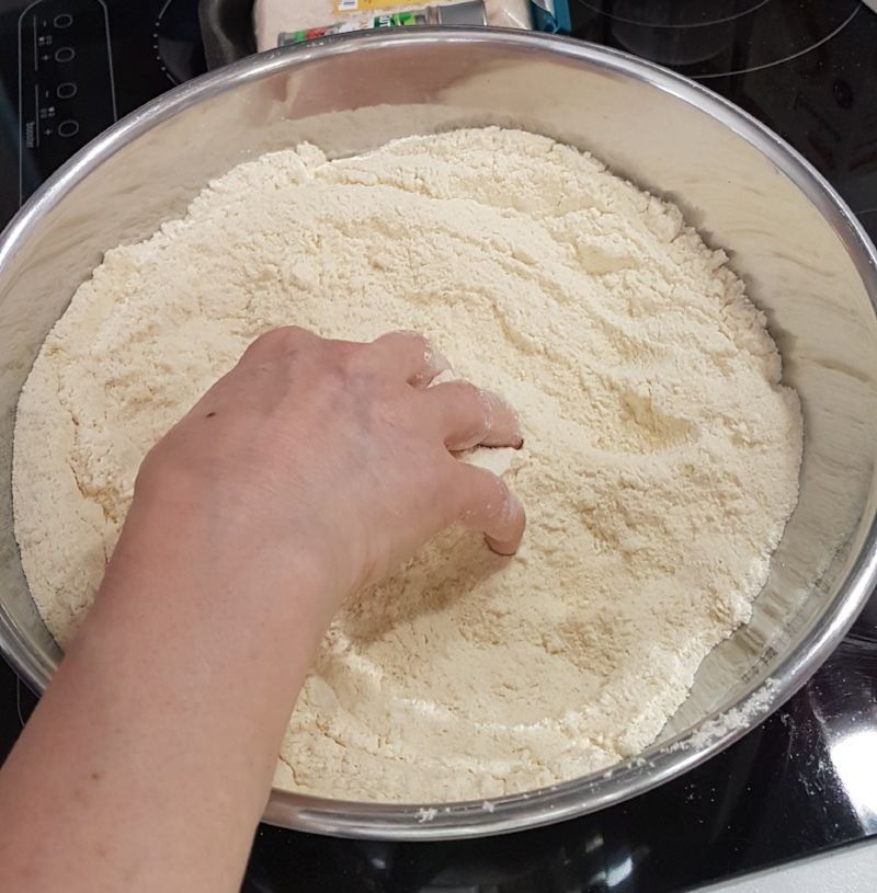 mezclando semolina y harina para la masa del maamul