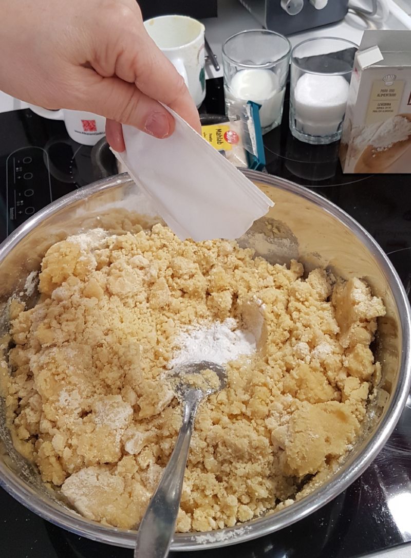 añadiendo levadura química a la masa del maamul