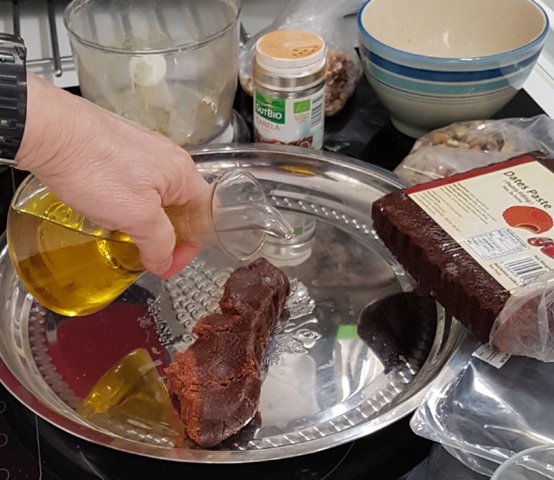 añadiendo aceite a la pasta de dátiles