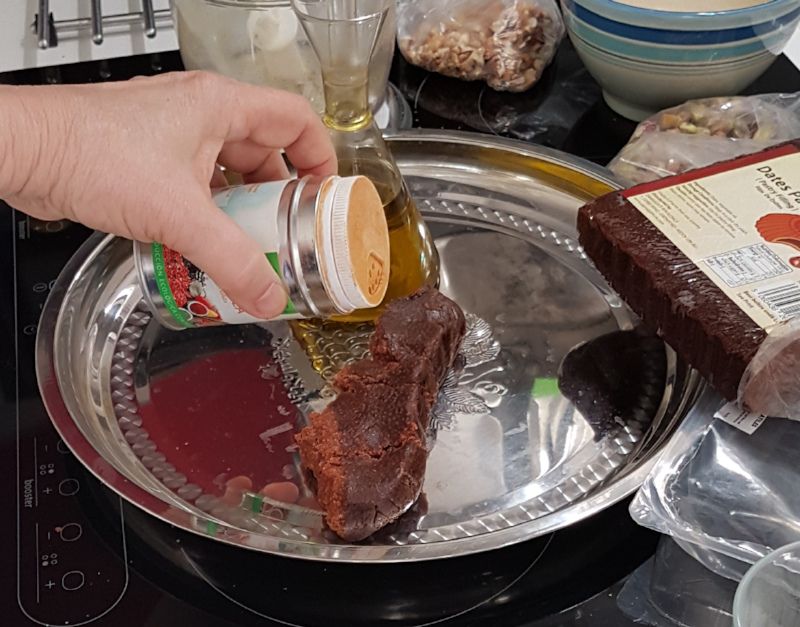 añadiendo canela a la pasta de dátiles