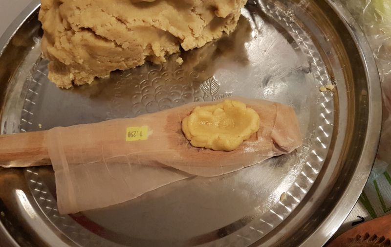 masa encima del molde del maamul