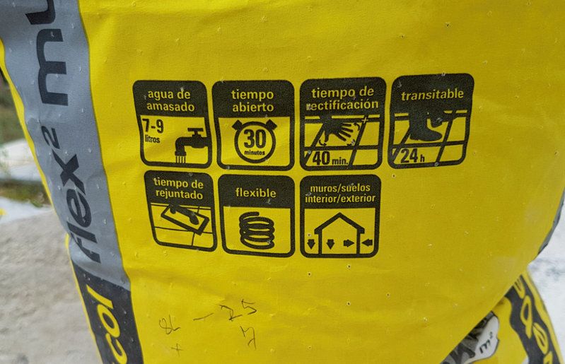 instrucciones en el saco de cemento cola