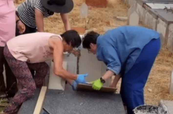 colocando la segunda pieza del mosaico