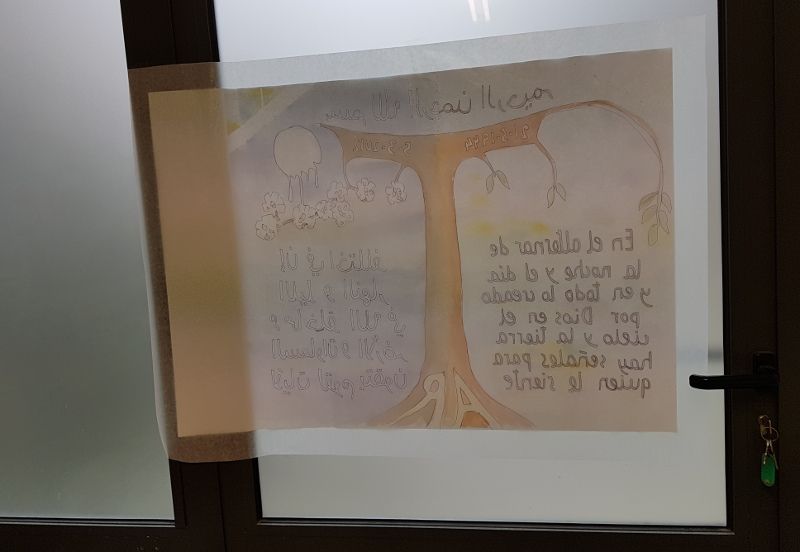 calcando el dibujo invertido en una ventana