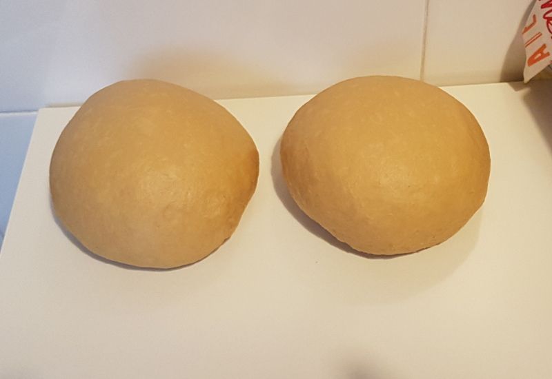 bolas de masa para formar el roscón de reyes